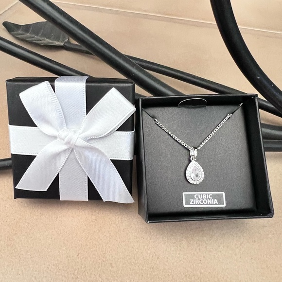 Exquisite Teardrop Halo Necklace New In Box - Picture 2 of 6